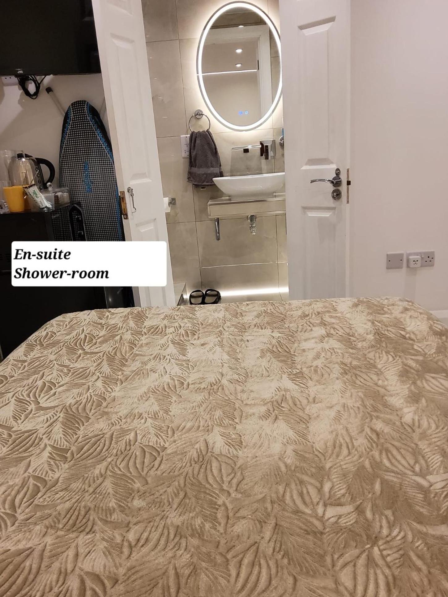 Canal View Suites: Spacious Comfort with Free Parking Southall Exterior photo